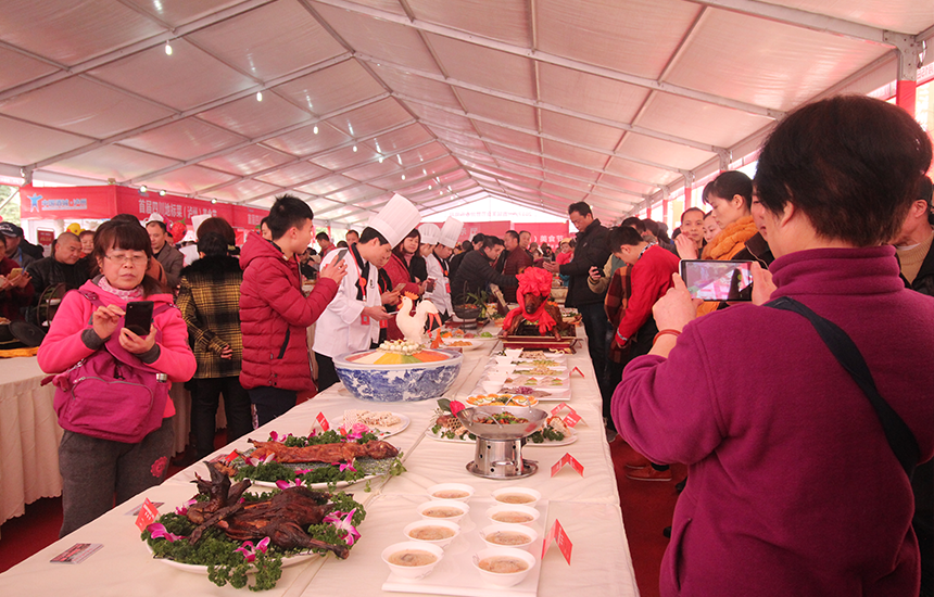 泸州首届美食节暨迎春购物月掀起“吃喝玩乐”新高潮